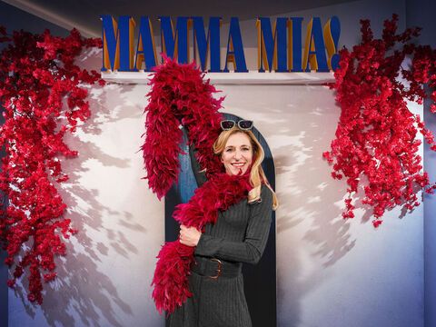 Stefanie Hertel bei Mamma Mia - Das Musical in Hamburg vor Fotowand