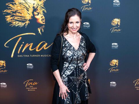 Anita Hofmann steht auf dem roten Teppich bei der Premiere des Musicals "Tina"