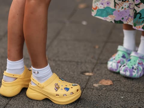 Bunte Crocs als Streetstyle 