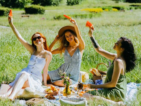 Frauen machen Picknick