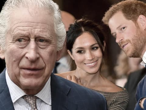 König Charles III. guckt traurig zur Seite, Herzogin Meghan und Prinz Harry unterhalten sich geheimnisvoll