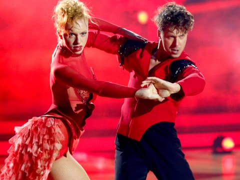 Anna Ermakova und Valentin Lusin gucken beim Tanzen bei "Let's Dance" ernst