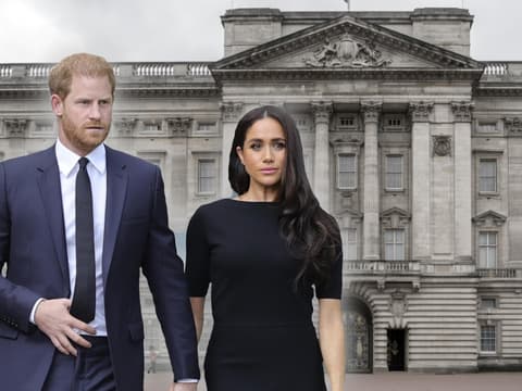 Prinz Harry und Herzogin Meghan vor dem Buckingham Palast.