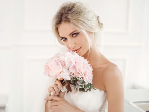 Braut mit rosa Blumen