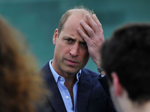 Prinz William besucht einen Fußballclub. 