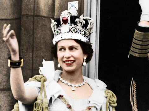 Queen Elizabeth trägt Clarins Lippenstift bei ihrer Krönung