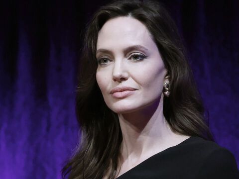 Angelina Jolie guckt traurig