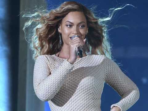 Beyoncé singt auf der Bühne