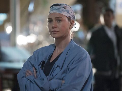 Meredith Grey in OP-Kleidung schaut traurig