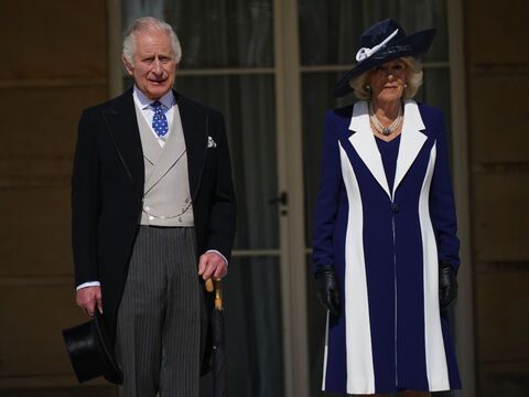 König Charles III. und Königin Camilla am Buckingham-Palast. 