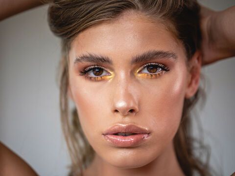 Frau mit orangefarbenem Augen-Make-up