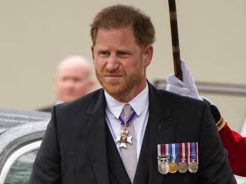 Prinz Harry vor der Westminster Abbey.