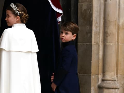 Prinz Louis guckt ernst bei der Krönung