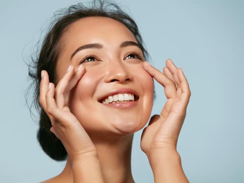 Das Serum bietet konzertierte Anti-Aging-Power.