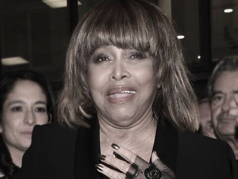 Tina Turner verzieht überwältigt das Gesicht