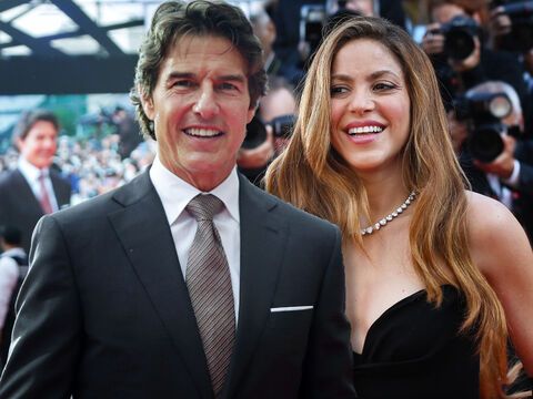 Tom Cruise und Shakira posieren auf dem roten Teppich