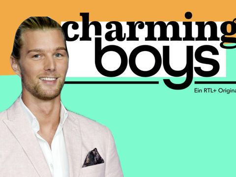 Kim Tränka lächelt vor "Charming Boys"-Logo