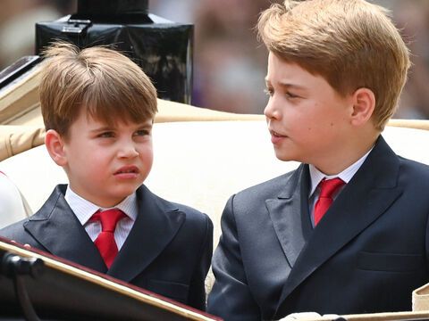Prinz Louis und Prinz George zusammen in der Kutsche