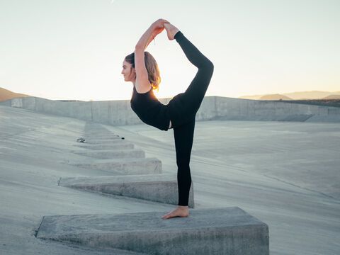 Frau macht Yoga in Leggings