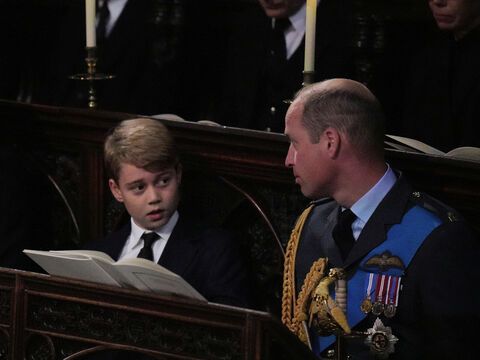 Prinz gGeorge und Prinz William in der Westminster Abbey. 