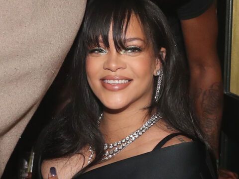 Rihanna lächelt