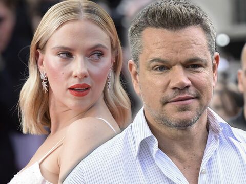 Scarlett Johansson sieht zur Seite, davor steht Matt Damon