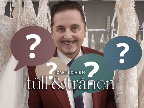 Uwe Herrmann zwischen Brautkleidern mit "Zwischen Tüll und Tränen"-Logo und Fragezeichen