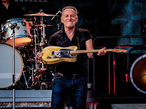 Bruce Springsteen mit Gitarre in der Hand