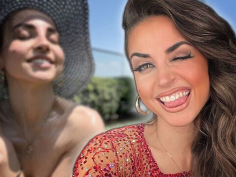 Ekaterina Leonova macht ein Selfie mit herausgestreckter Zunge, im Hintergrund sieht man sie halbnackt