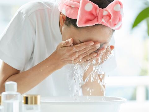 Frau reinigt das Gesicht mit Peeling gegen Mitesser