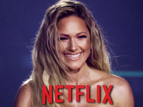 Helene Fischer lächelt, mit Netflix Logo