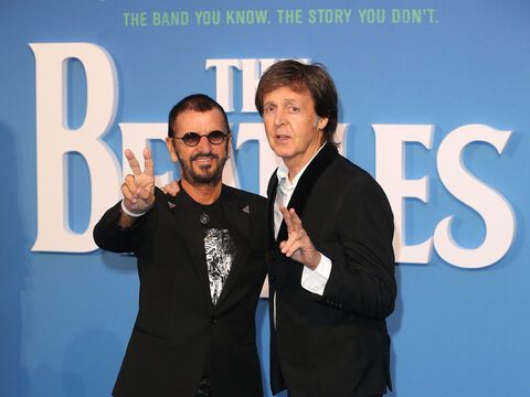 Ringo Starr und Paul McCartney zeigen Peace