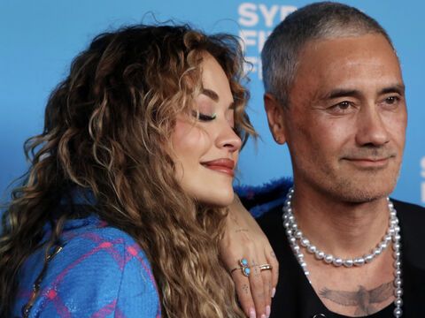Rita Ora lehnt sich an Ehemann Taika Waititi
