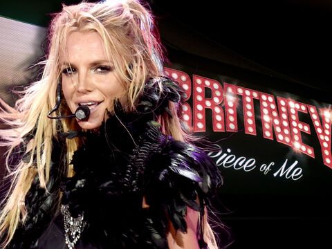 Britney Spears performt, im Hintergrund das Logo ihrer Las-Vegas-Show "Piece of Me"