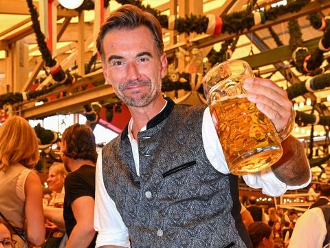 Florian Silbereisen beim Oktoberfest mit Bier in der Hand