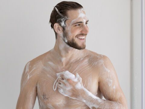 Mann duscht mit Testsieger-Duschgel von Öko-Test