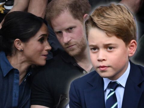 Herzogin Meghan und Prinz Harry tuscheln, im Vordergrund sitzt Prinz George