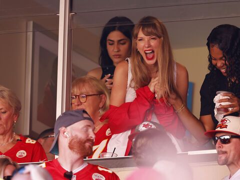 Taylor Swift lacht beim Football