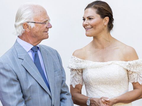 Victoria von Schweden steht neben ihrem Vater König Carl Gustaf.