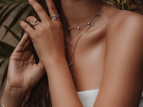 Frau mit Halsketten und Ringen