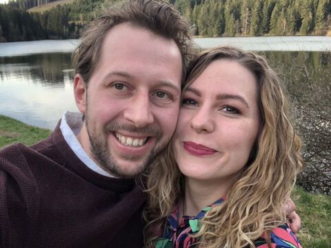 Arne Traupe und seine Verlobte Antje machen ein Selfie am See