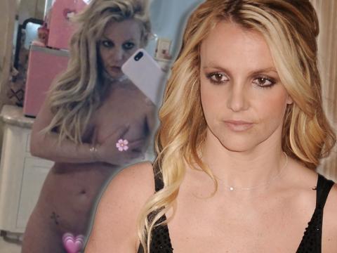 Britney Spears macht nackt ein Selfie vor dem Spiegel, davor ein Bild von Britney mit traurigem Gesicht