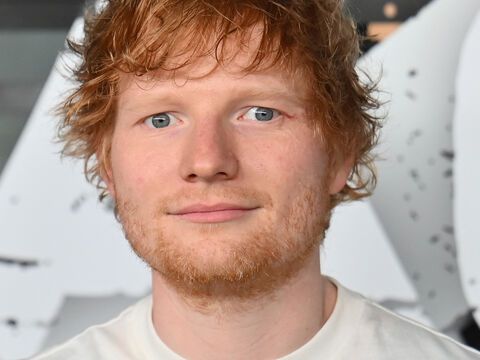 Ed Sheeran guckt ernst