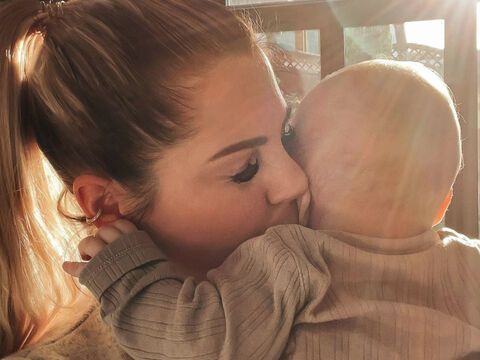 Jenny Frankhauser kuschelt mit Baby Damian