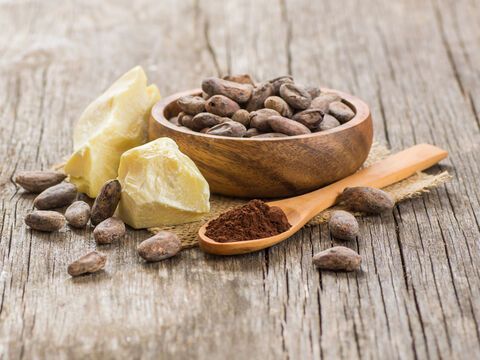 Kakaobutter und Kakaobohnen für die Hautpflege in einer Schale
