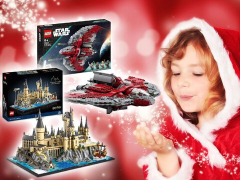 Mädchen in Weihnachtskostüm und zwei Lego Sets