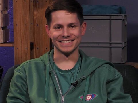 Marco Strecker lächelt bei "Promi Big Brother"