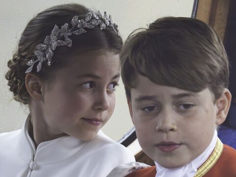 Prinzessin Charlotte und prinz george bei der Krönung von König Charles III. 