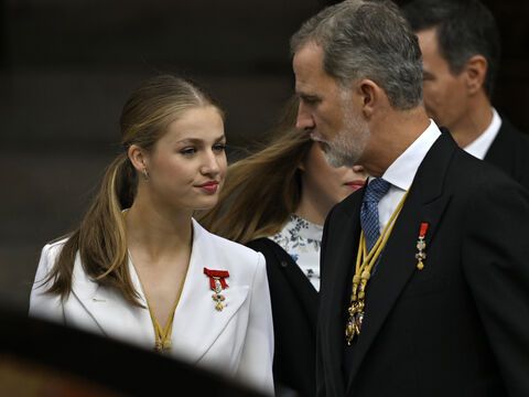 Prinzessin Leonor und ihr Vater König Felipe fokussiert.