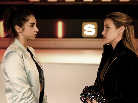 Leyla und Chiara gucken sich in der Eishalle bei "Alles was zählt" ernst an